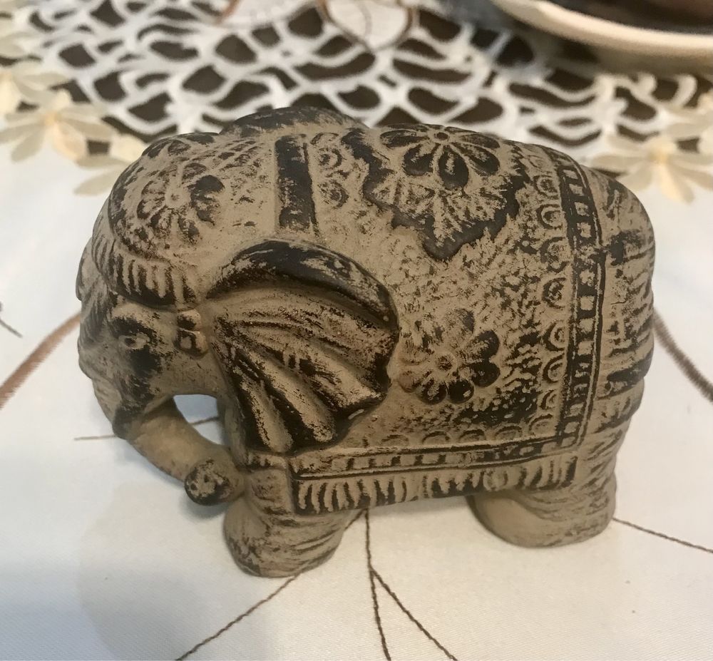Słoń słonik figurka ozdobny ceramiczny gliniany orientalny