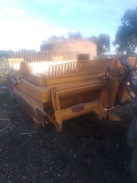 Trailla niveladora transportadora