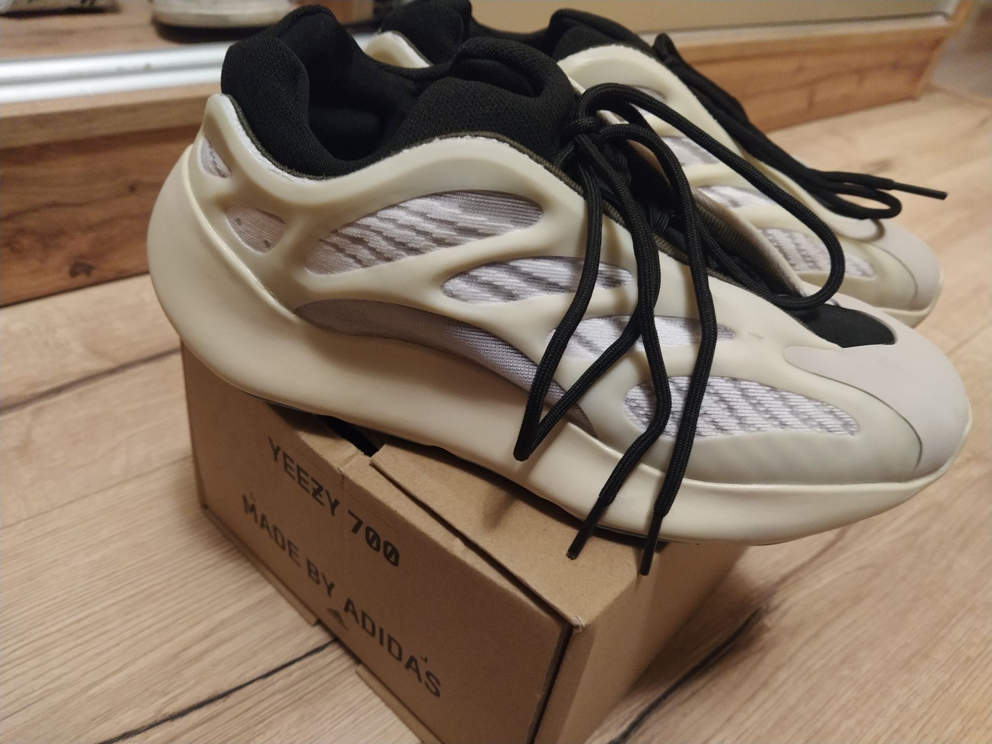 Жіночі кросівки adidas yeezy700 original