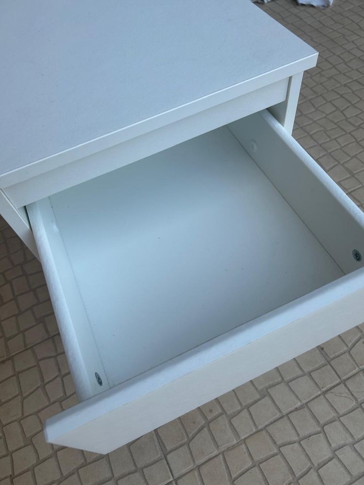 Mesa de cabeceira (como nova)