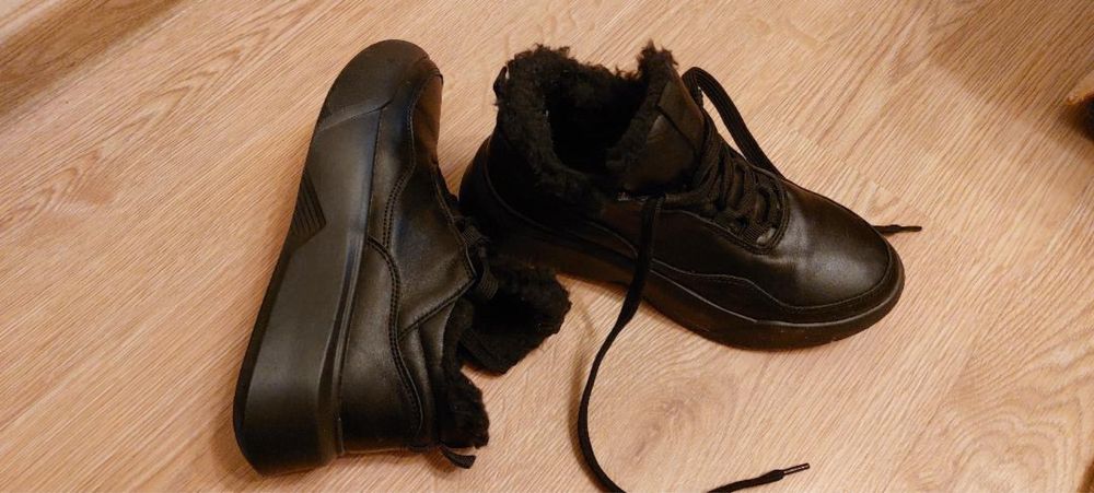 Теплі шкіряні кросівки з хутром