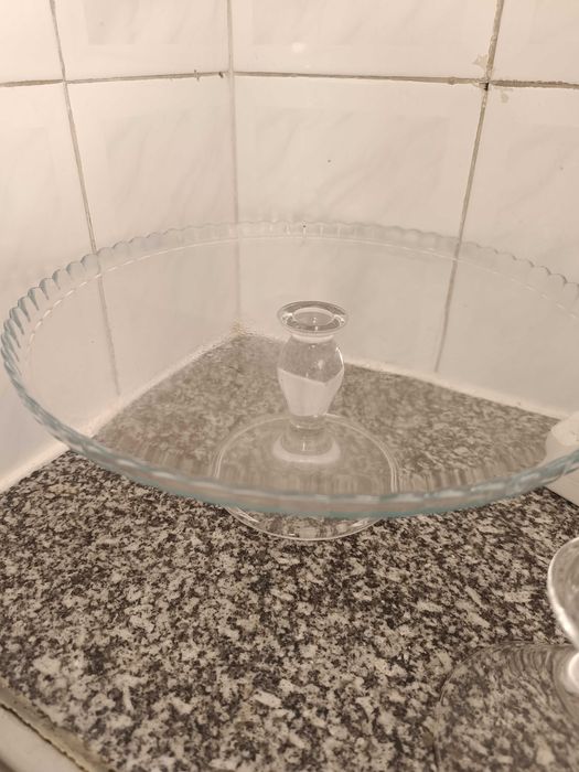 Boleira em vidro com pé alto em perfeito estado