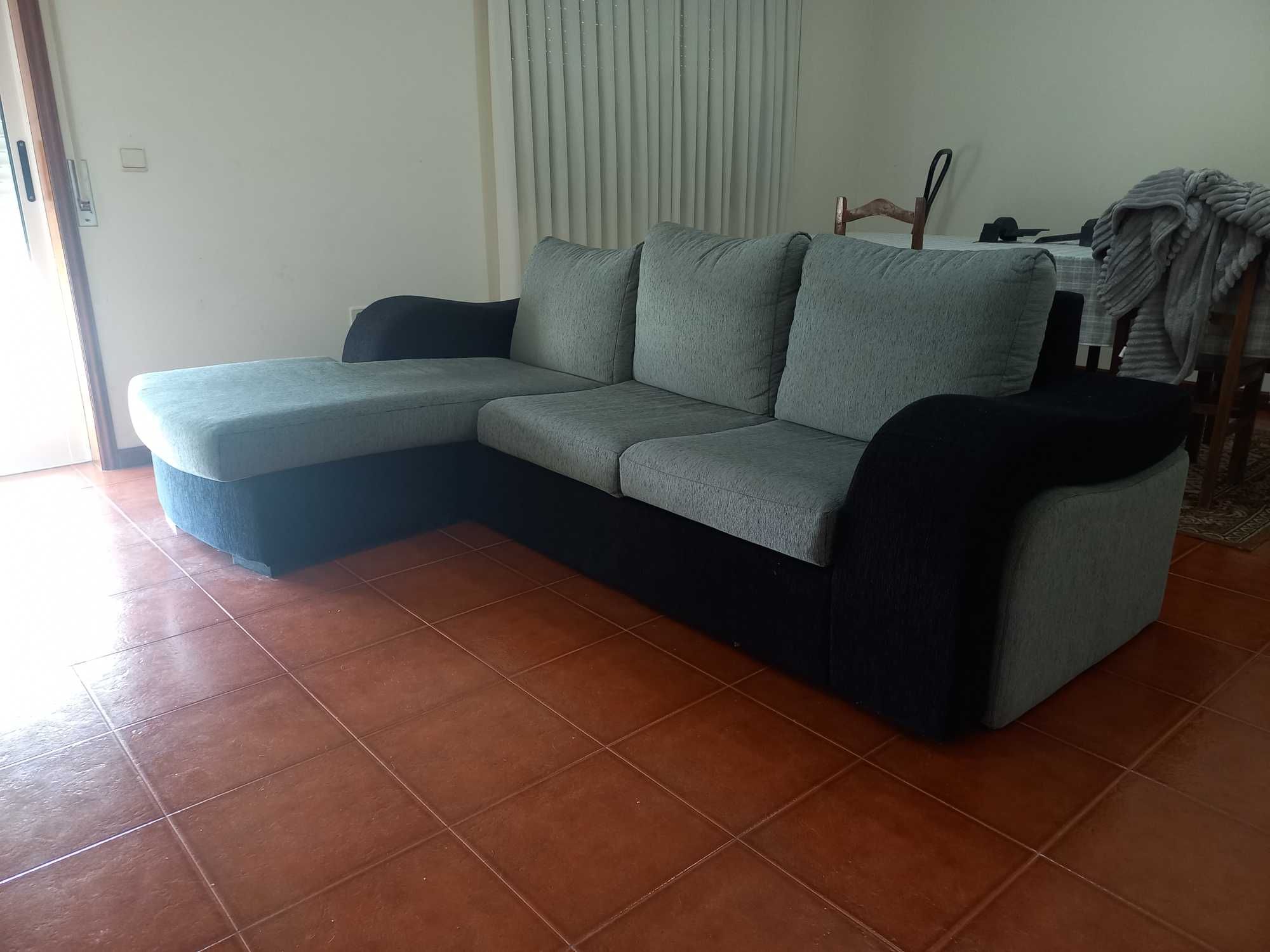 Sofa em tecido cinza preto c/chaise longue
