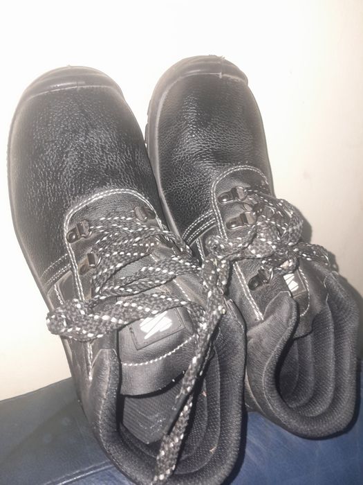 Botas de trabalho nr.41 c/ biqueira de aco 5€