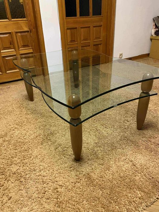 szklany stolik z dawnej firmy Logo