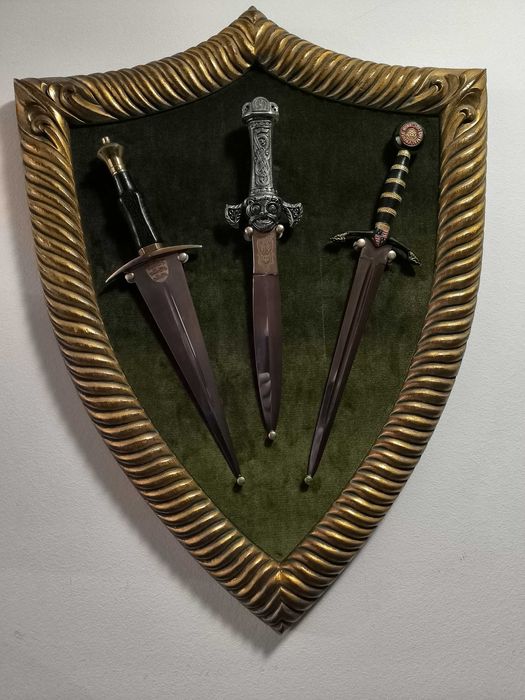 Expositor de parede em madeira, com 3 adagas