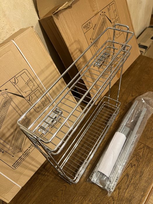 Kosze nierdzewne pod wino lub olej dla szafki pod zabudowę