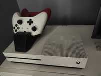 Xbox One S 1TB, 2 pady + 8 gier