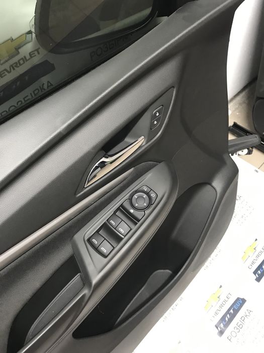 Двері передні Chevrolet Bolt EUV