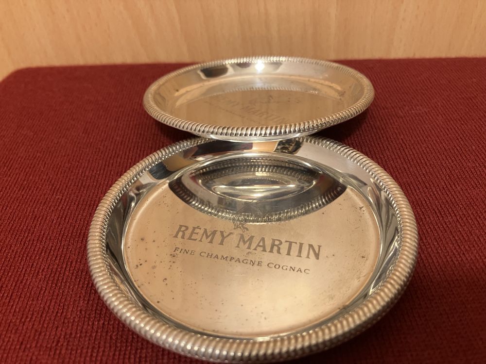 Podstawki podkladki pod butelke z koniakiem Rémy Martin