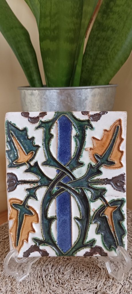 Conjunto de três azulejos hispano árabes feitos a mão.