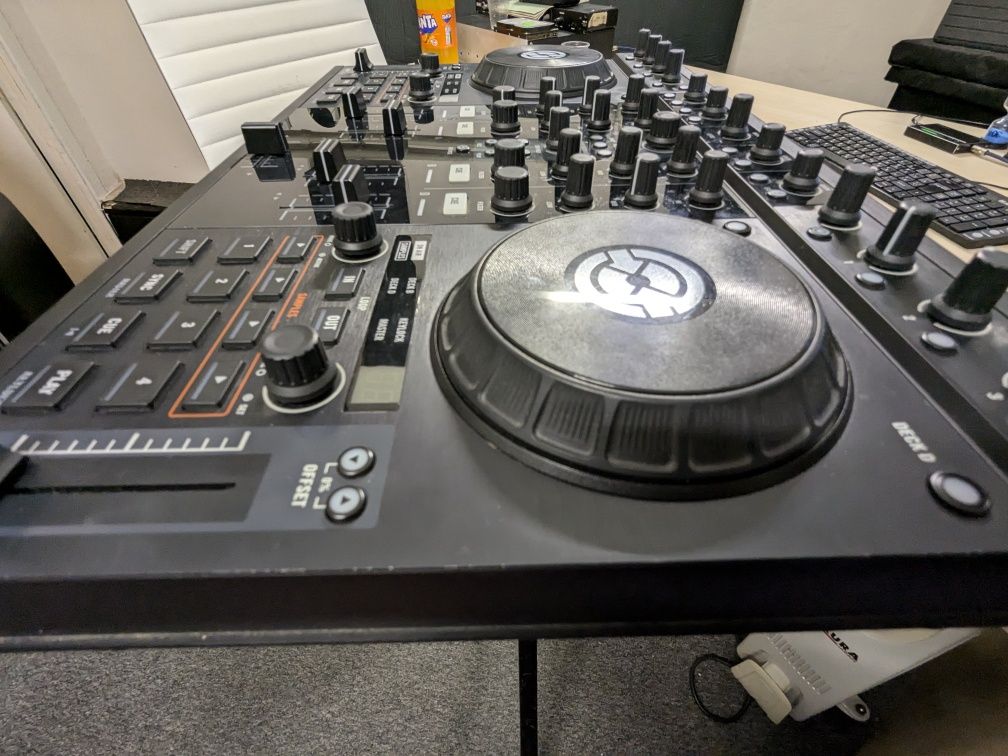 Traktor Kontrol S4, Native Instruments, діджейський пульт, контролер