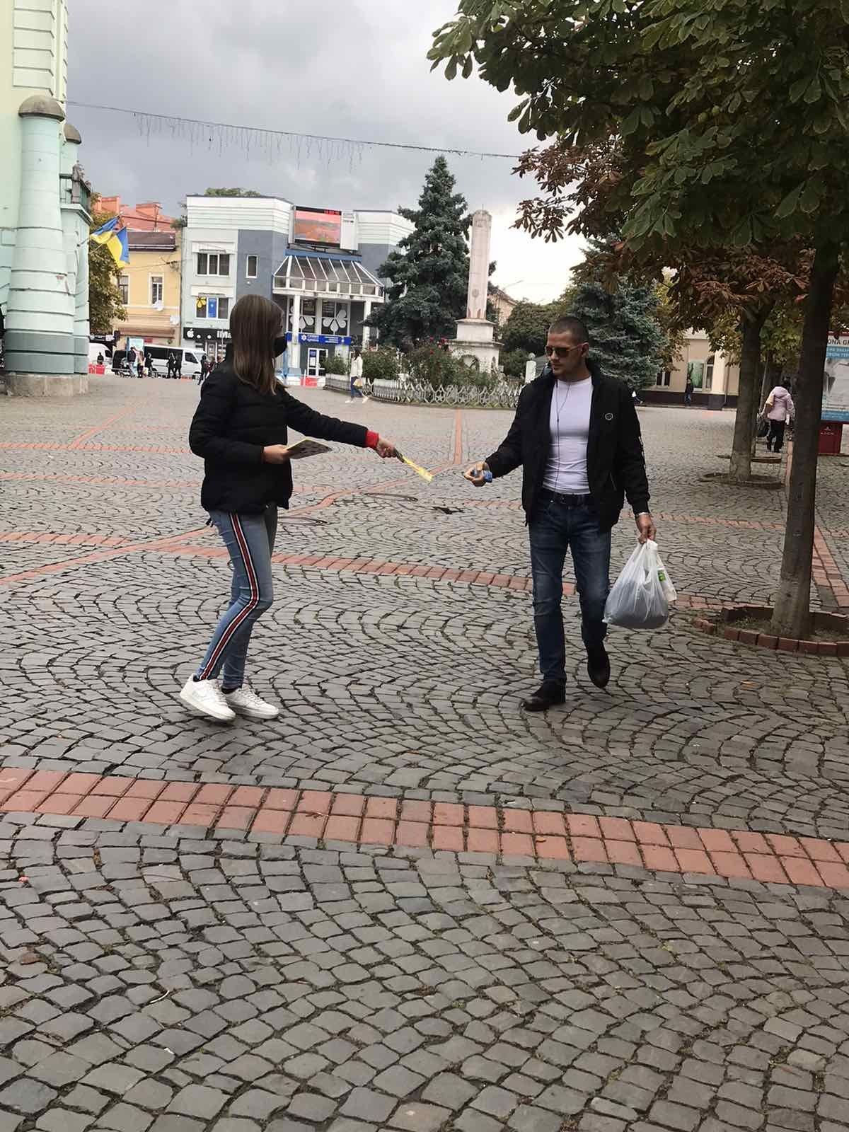 Раздача флаеров,расклейка объявлений, разноска.