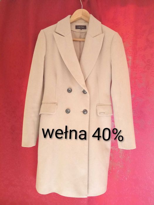 Beżowy płaszcz z wełną 40%