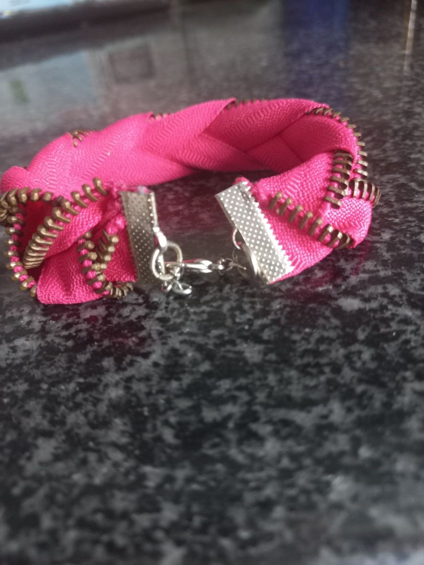 Pulseira ,artesanato, feita com fechos e Claire. NOVA.