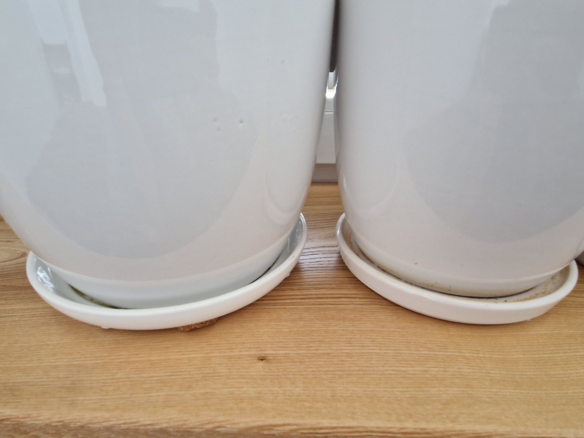 Polnix, 4 doniczki białe ceramiczne z podstawką