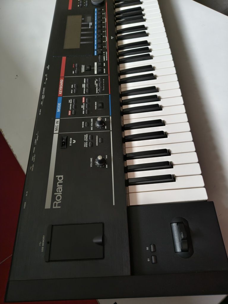 Roland Juno Stage syntezator