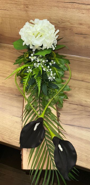 Piękny wieniec, stroik nagrobny kalie, na drewnie