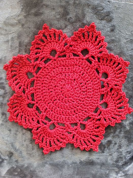Czerwona serwetka na szydełku