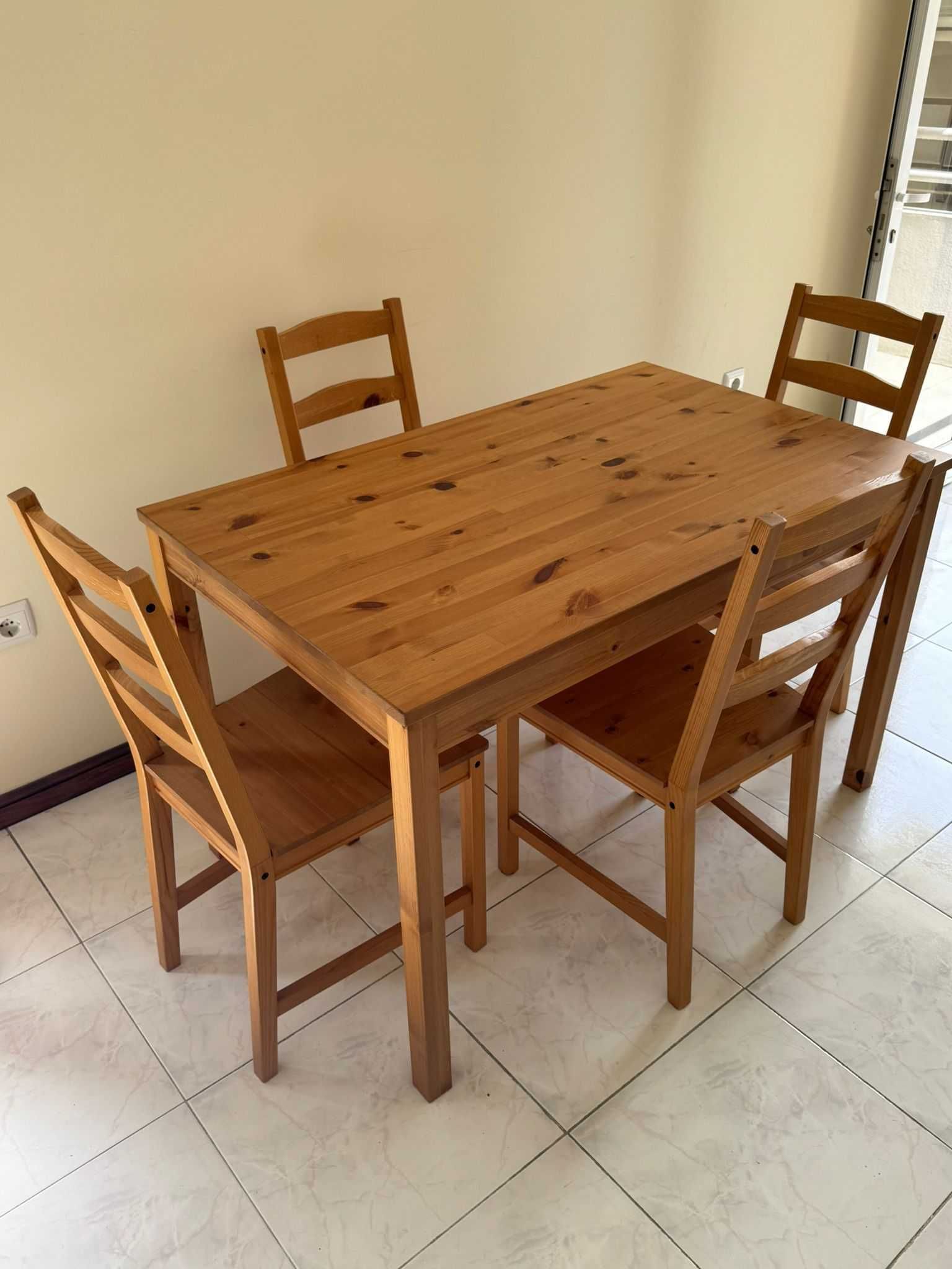 Mesa com 4 cadeiras 1,20m x 0.80m. 120,00 euros.