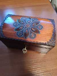 Mała drewniana skrzyneczka szkatułka folk, na kluczyk