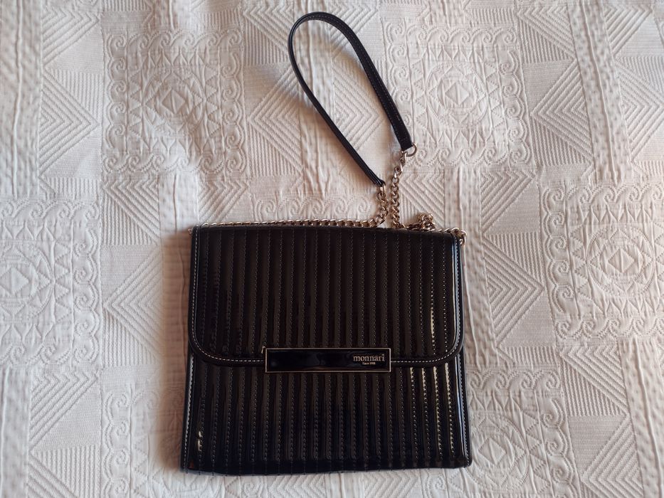 Czarna lakierowana torebka Mohito