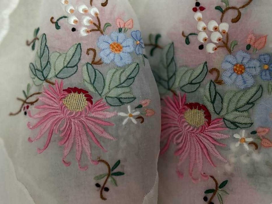 Toalha de mesa Madeira ,linho fino e organza, entremeios de renda Filé