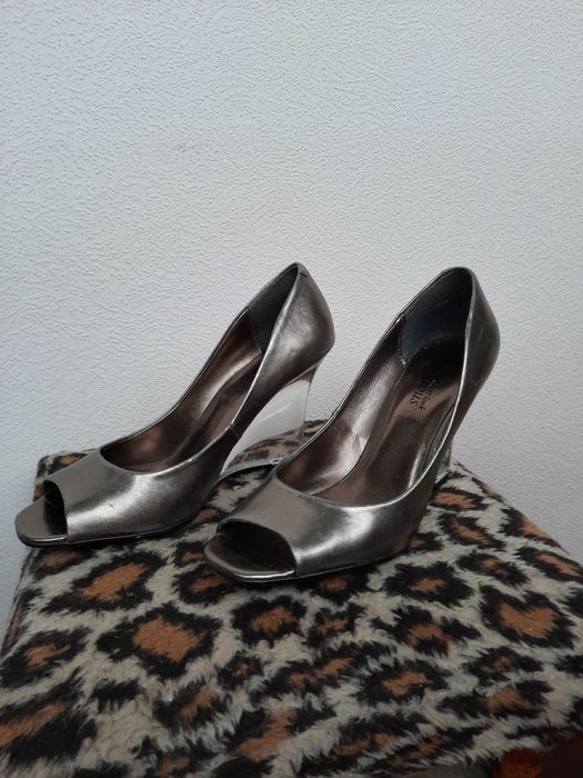 Стилтні туфлі з відкритим носком на прозорому каблуці скала