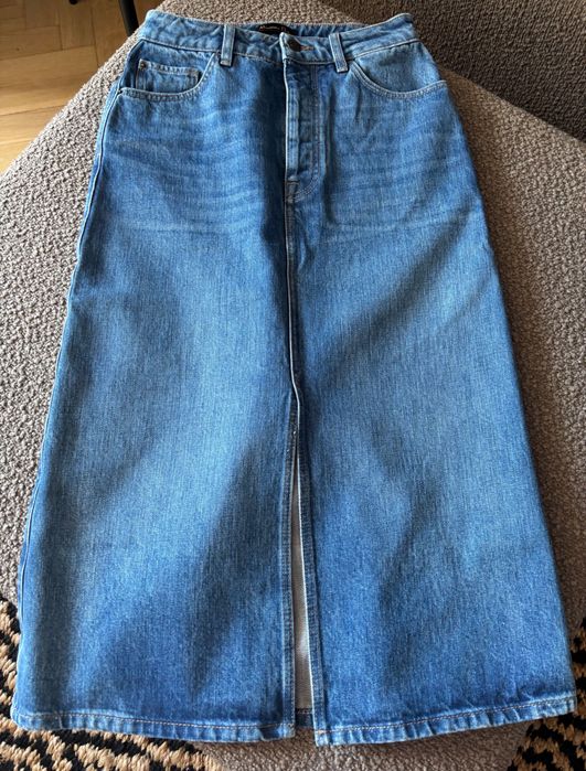 Nowa prosta spódnica jeansowa, z rozcięciem z przodu. Massimo Dutti