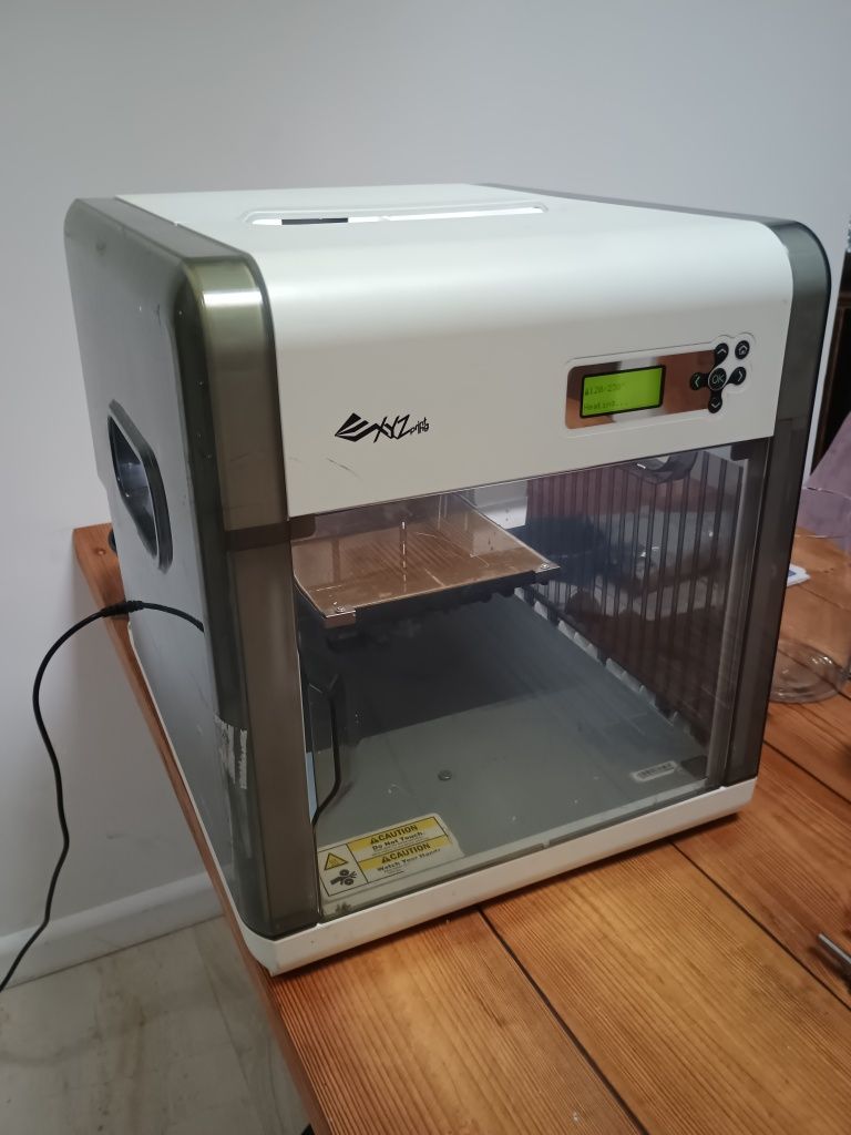 Drukarka 3D Da Vinci w obudowie