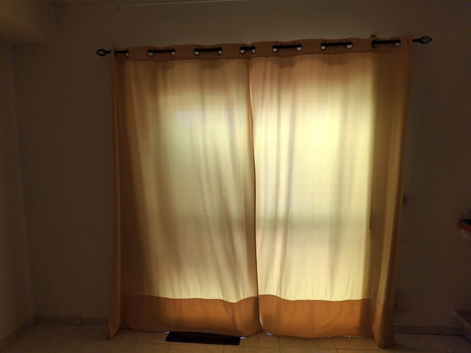 Varão e cortinados amarelos