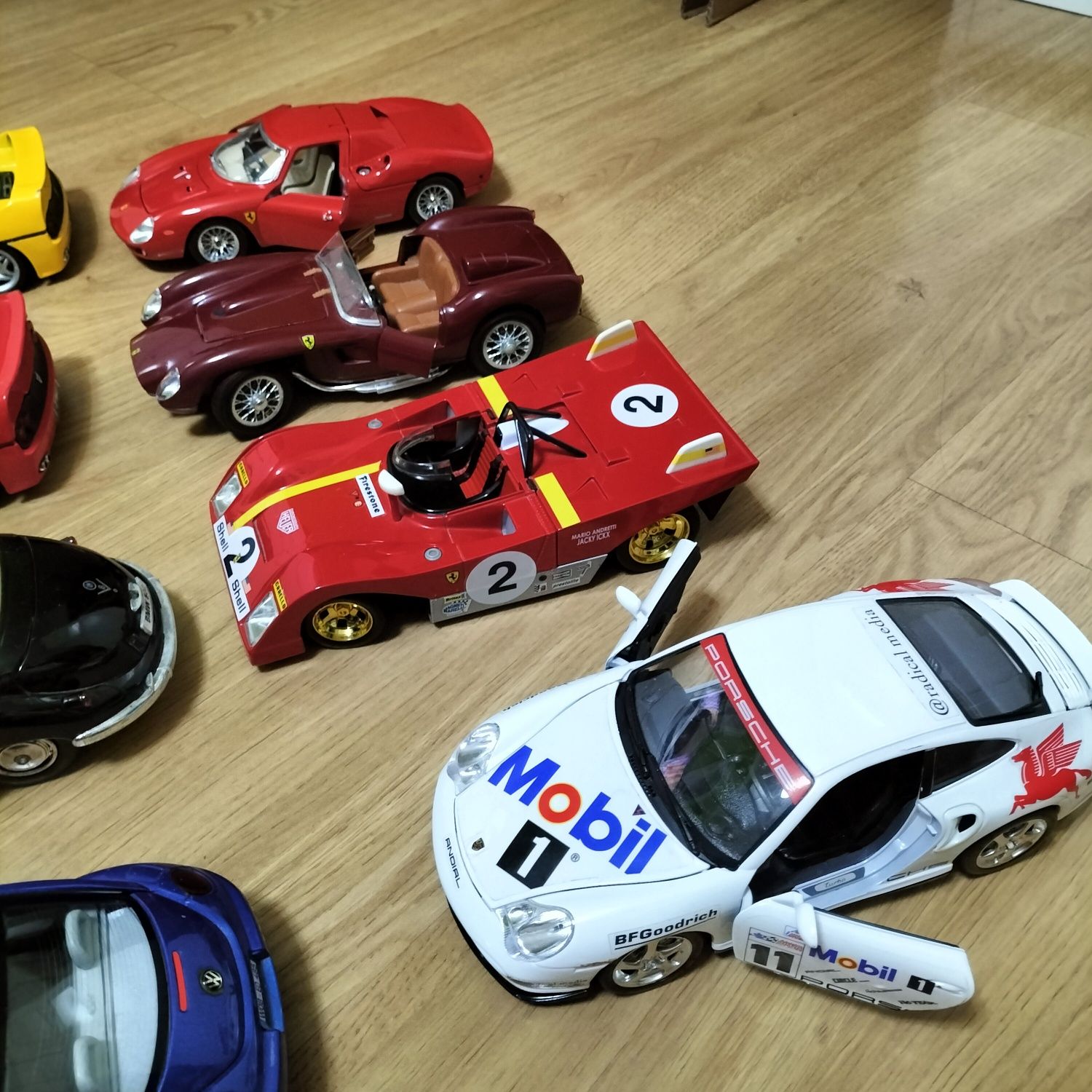 Carrinhos de colecção escala 1/18 cerca de 25 cm comprimento  20€ cada