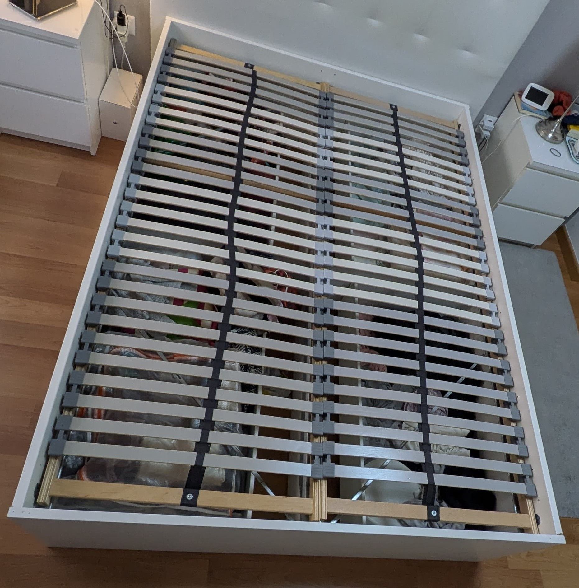 Cama com arrumação + 2 Estrados