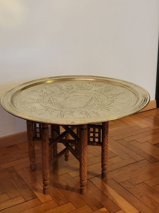 Stolik kawowy w stylu orientalnym