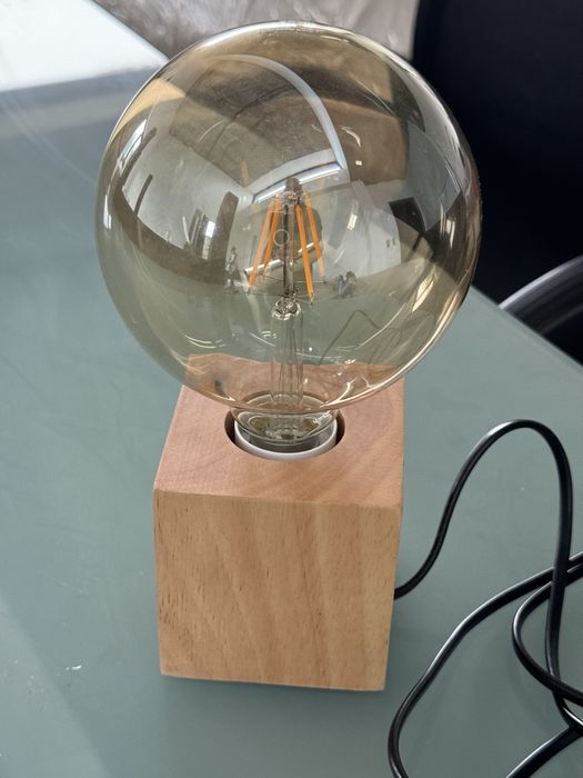 Candeeiro de mesinha de cabeceira em madeira pinho e led.