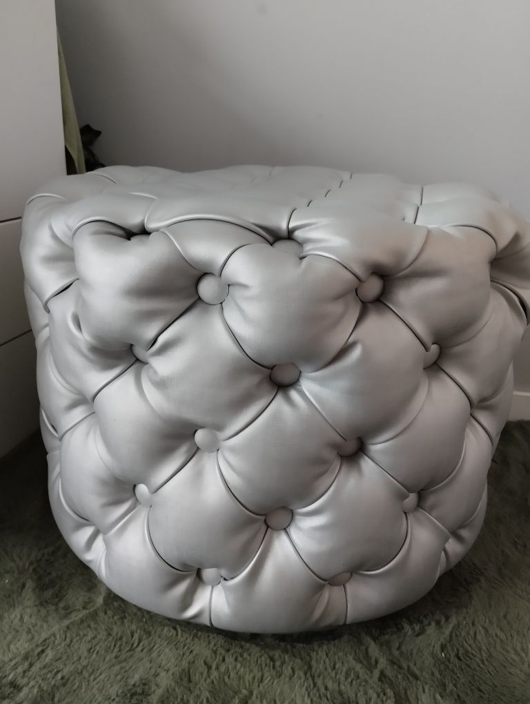 Srebrna pufa Chestefield 60 cm metalik