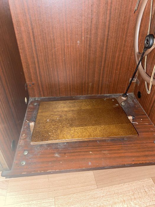 Швейна машинка Чайка-3 в столі