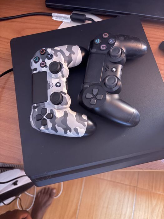 PS4 slim com dois comando + dois jogos fisico 1TB armazenamento