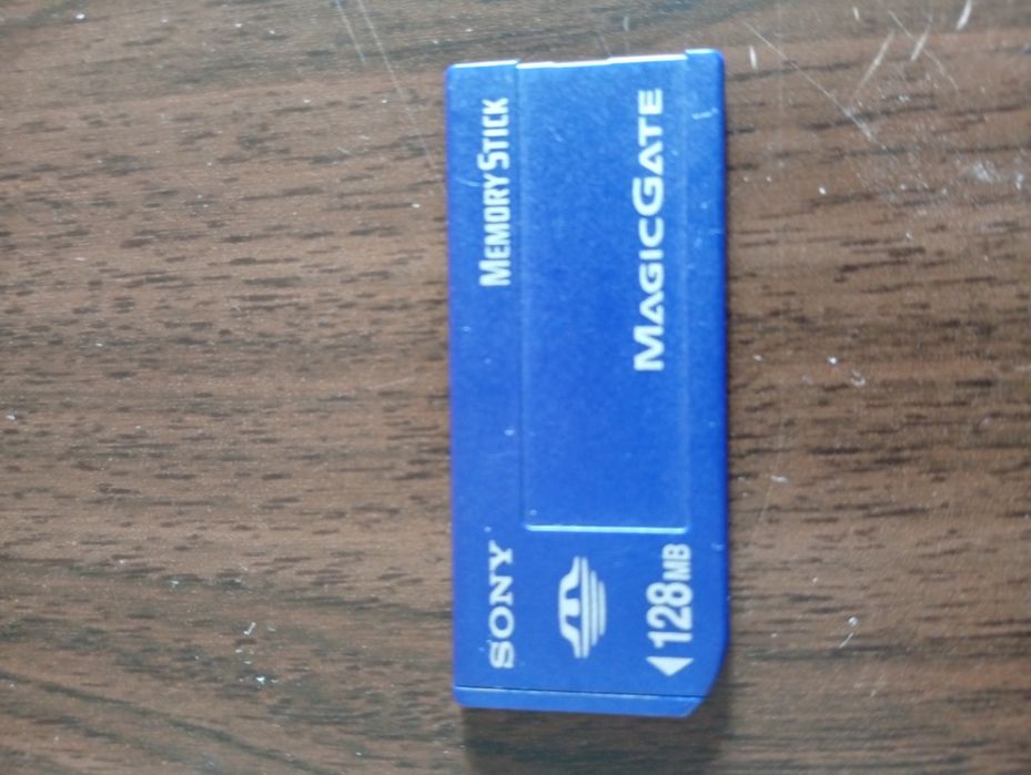 karta to Sony Memory Stick MagicGate 128MB. 
Jest