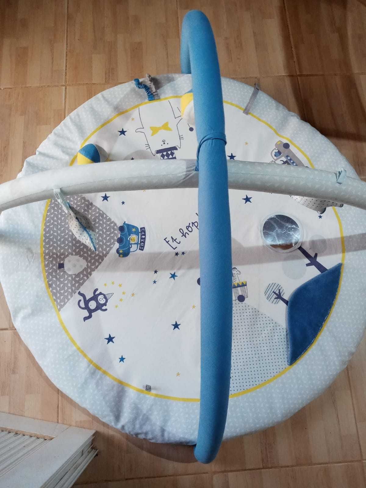 Tapete de atividades para bebés em bom estado