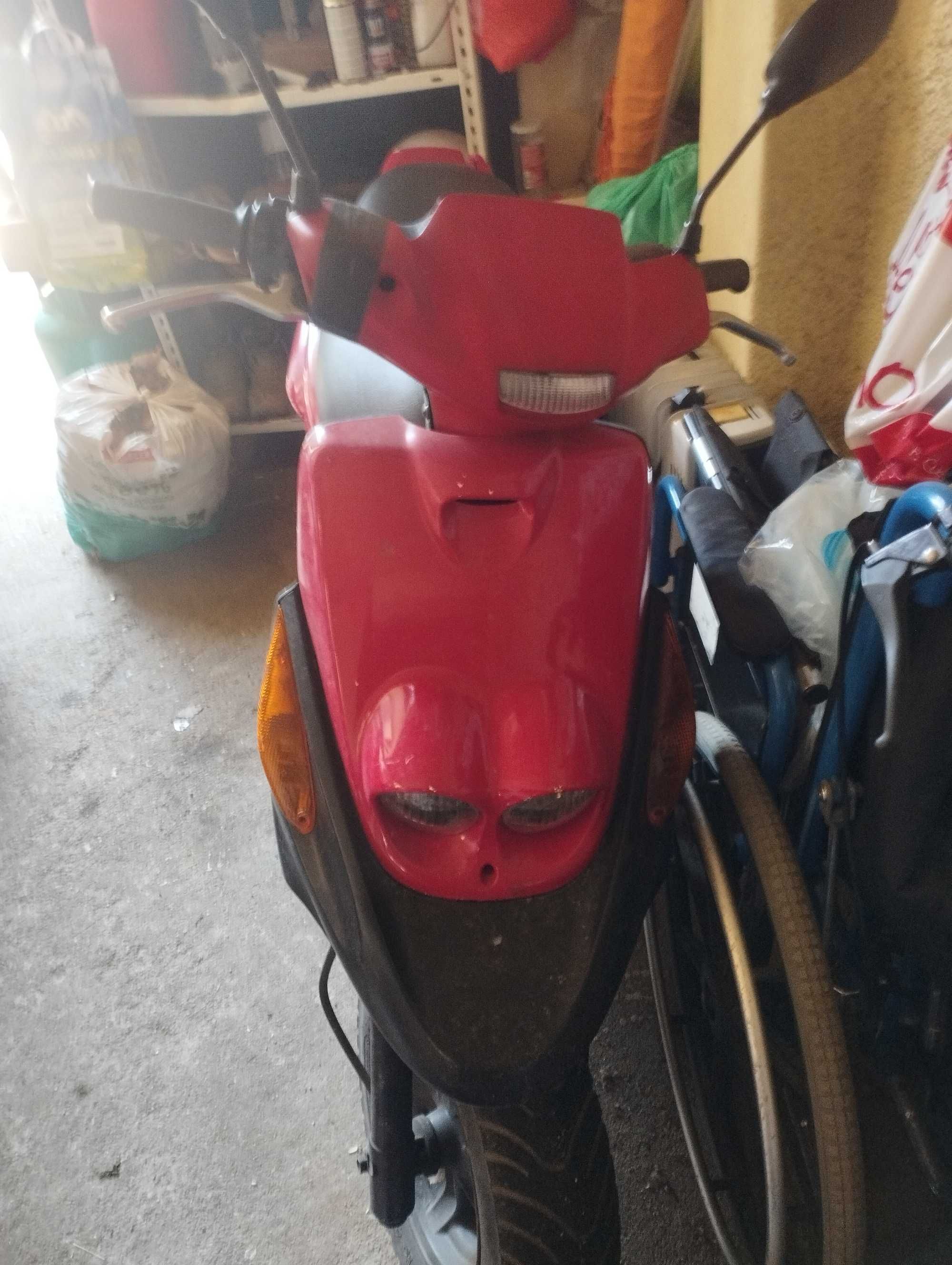 Duas motas uma gasolina e o outro elétrica com baterias novas