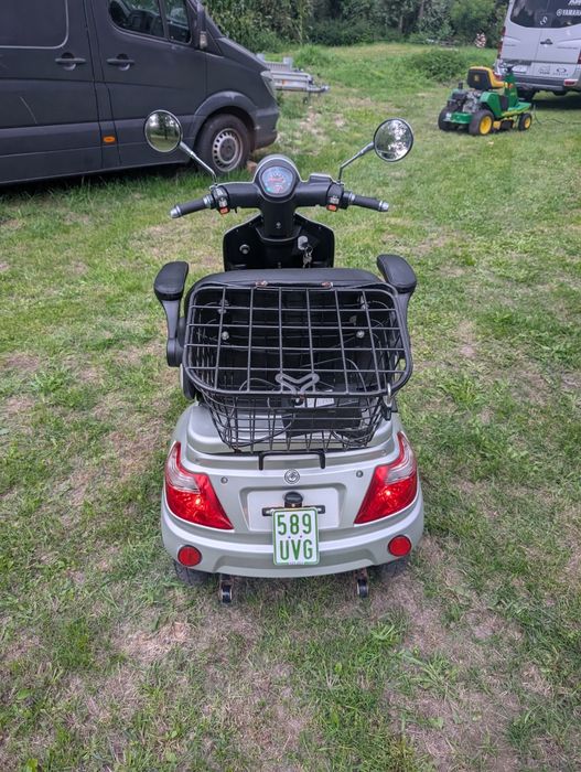 Skuter elektryczny trójkołowy