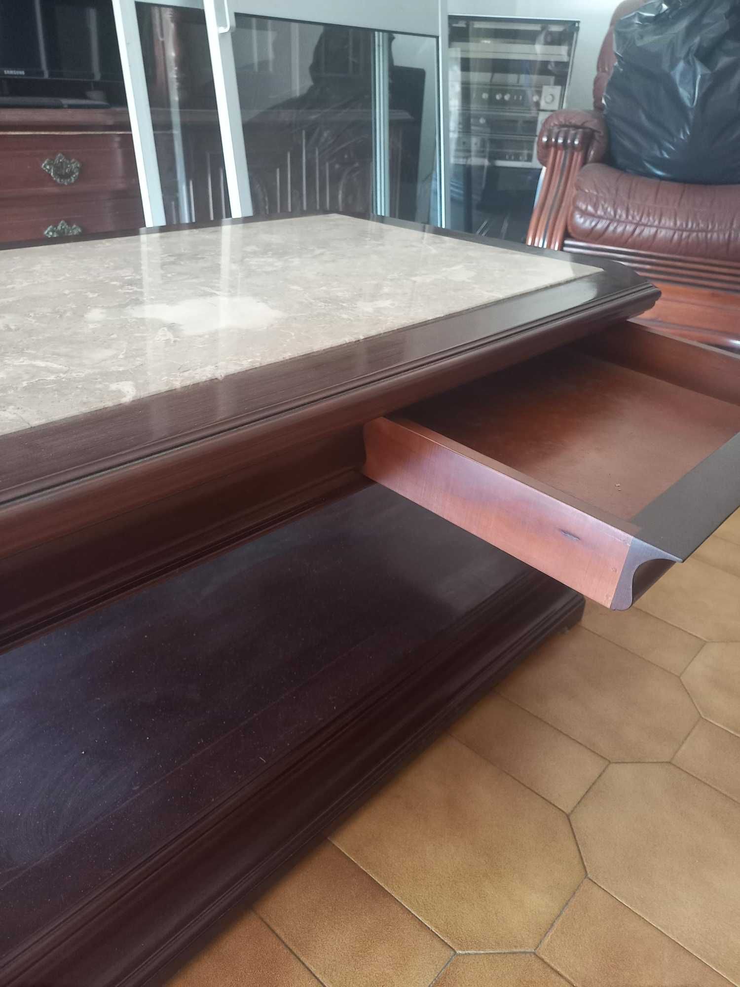 Mesa de Centro Clássica com Tampo em Mármore