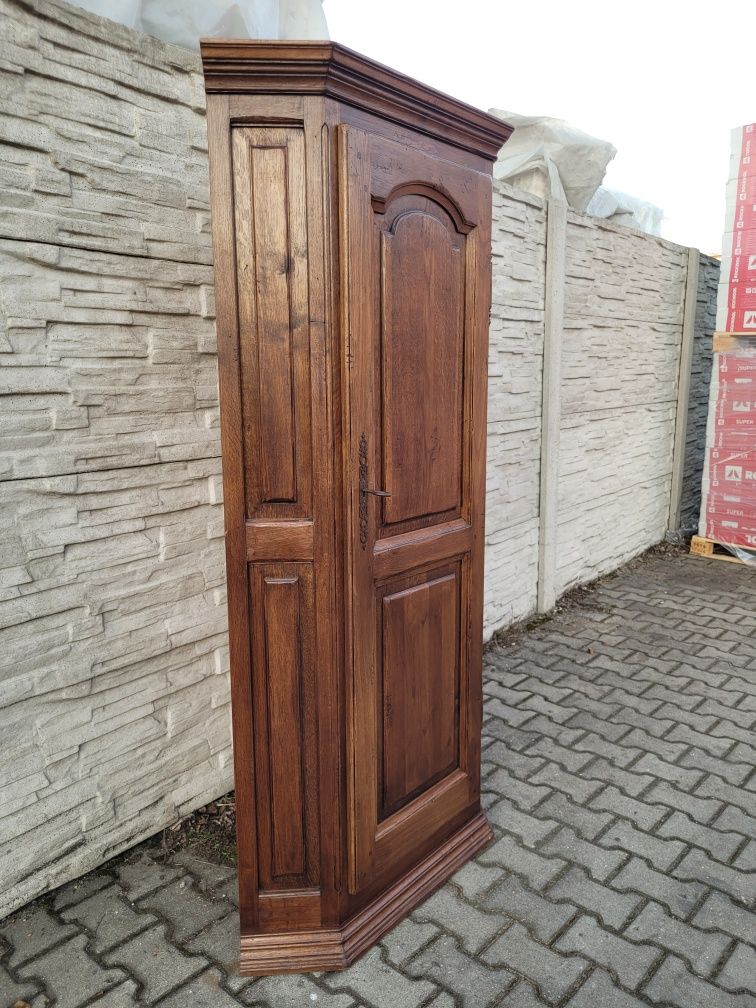 Dębowa szafa narożna.