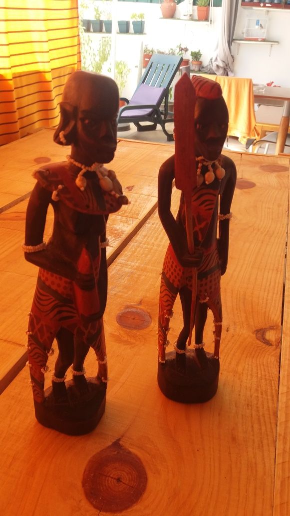 2 estatuetas em madeira Africana