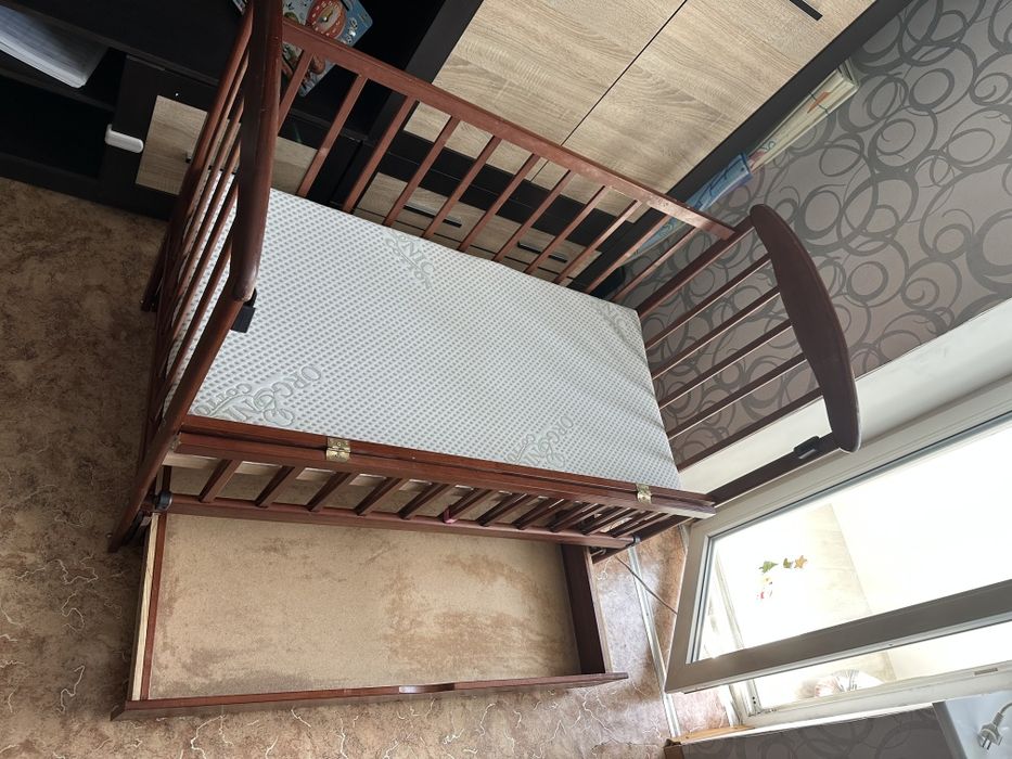 Дитяче ліжечко з маятником