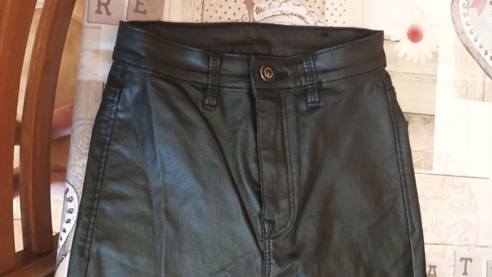 Calças em pele preto e castanhas