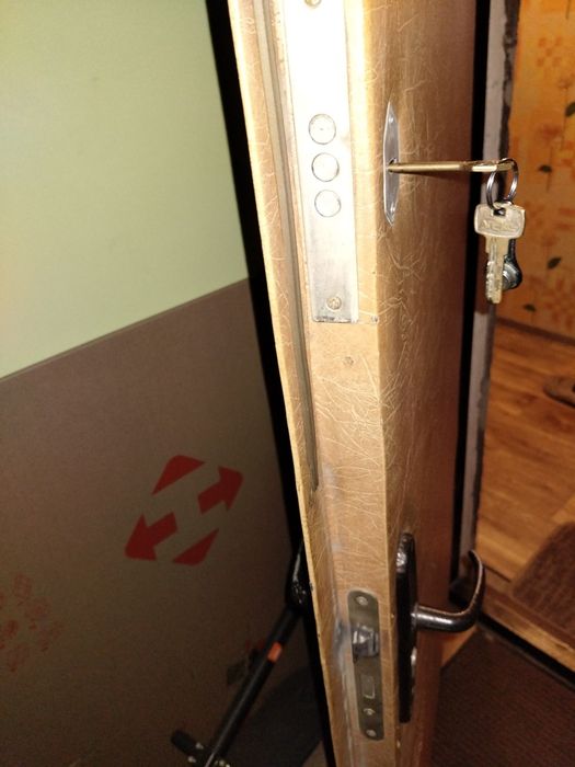 Двері вхідні з коробкою (металеві)