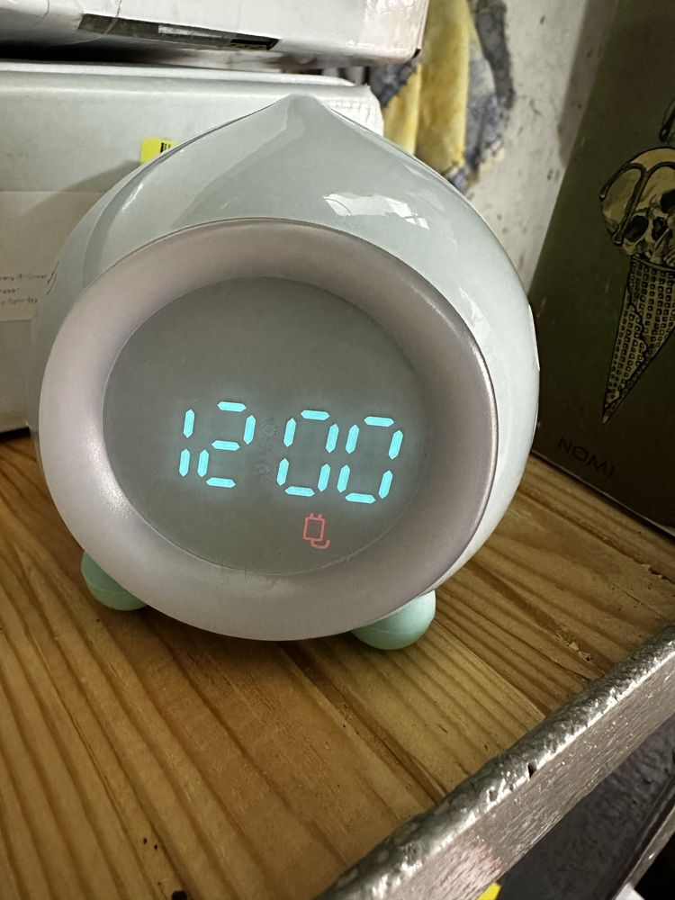 будильник Peach Smart Alarm XR-MM-C1903 зі світлодіодною підсвіткою.