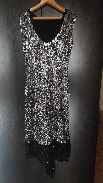 Красивое нарядное платье в пайетках со шлейфом